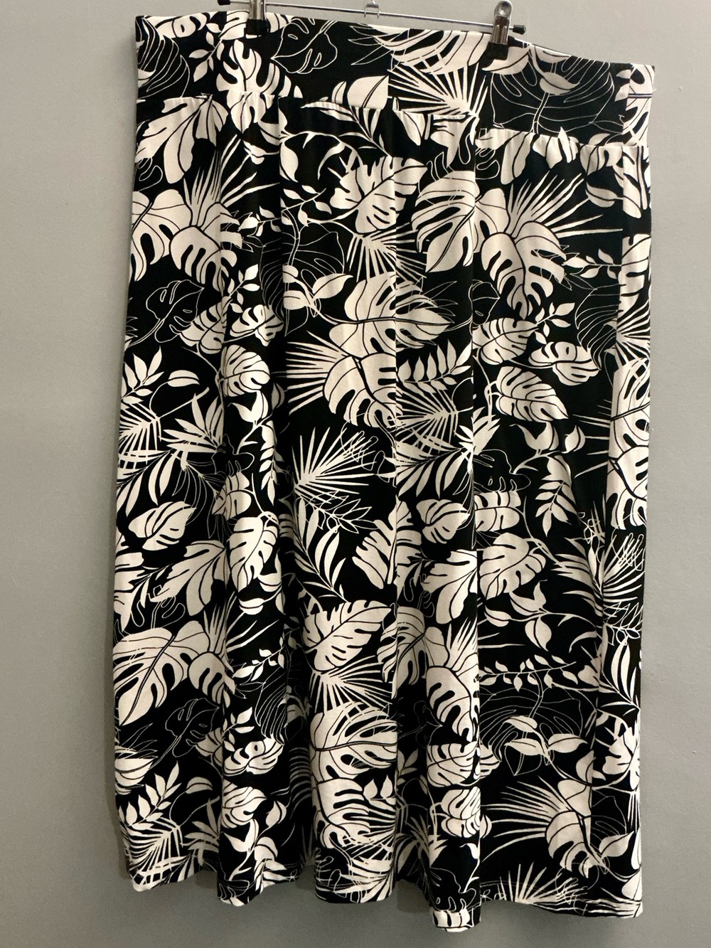 d&co 2X Black White Tropical Leaf Print Cotton Stretch Midi Skirt